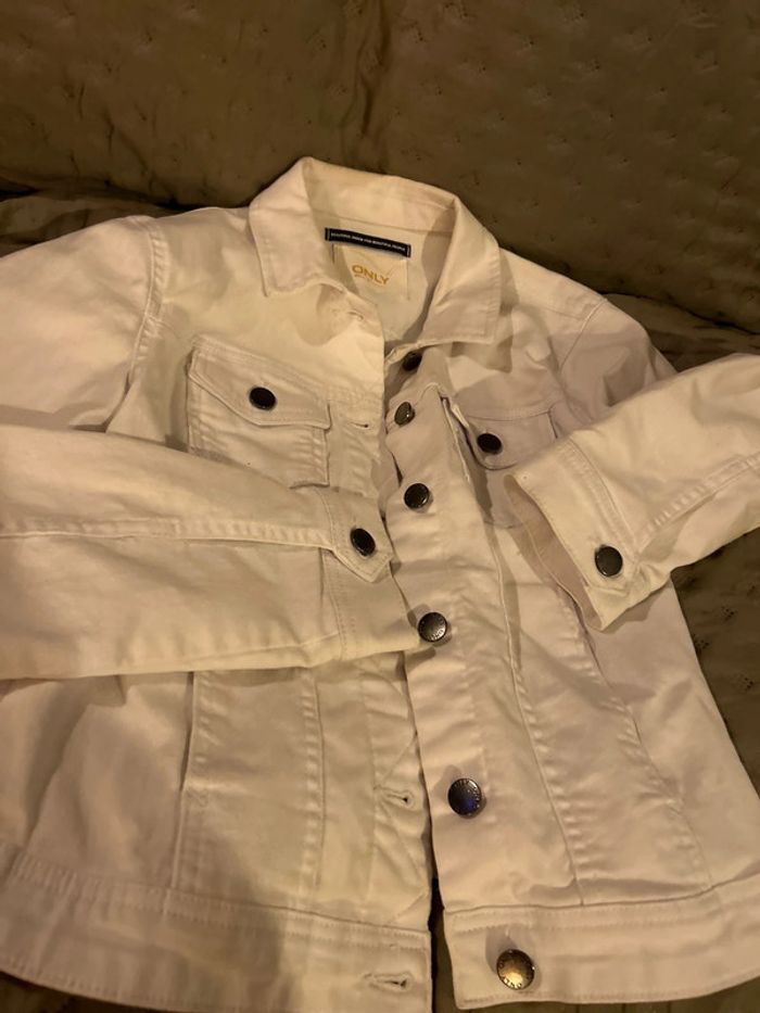 Veste en jeans blanche. - photo numéro 2