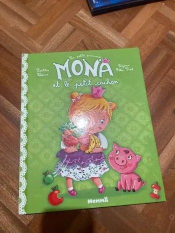 Mona et le petit cochon