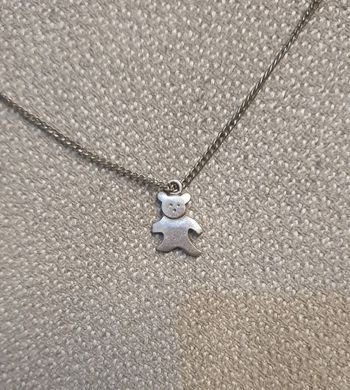 Collier chaîne argentée et pendentif ourson