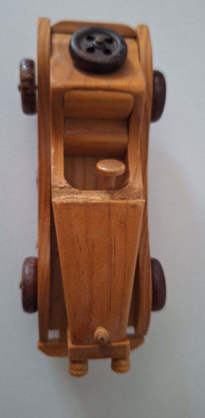 Mercedes en bois, objet ancien - photo numéro 4