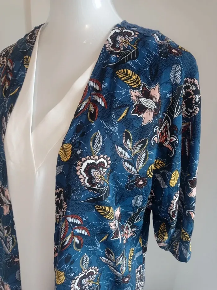 Gilet kimono bleu motif fantaisie fleurs avec broderie au dos T.S/M Gémo - photo numéro 2