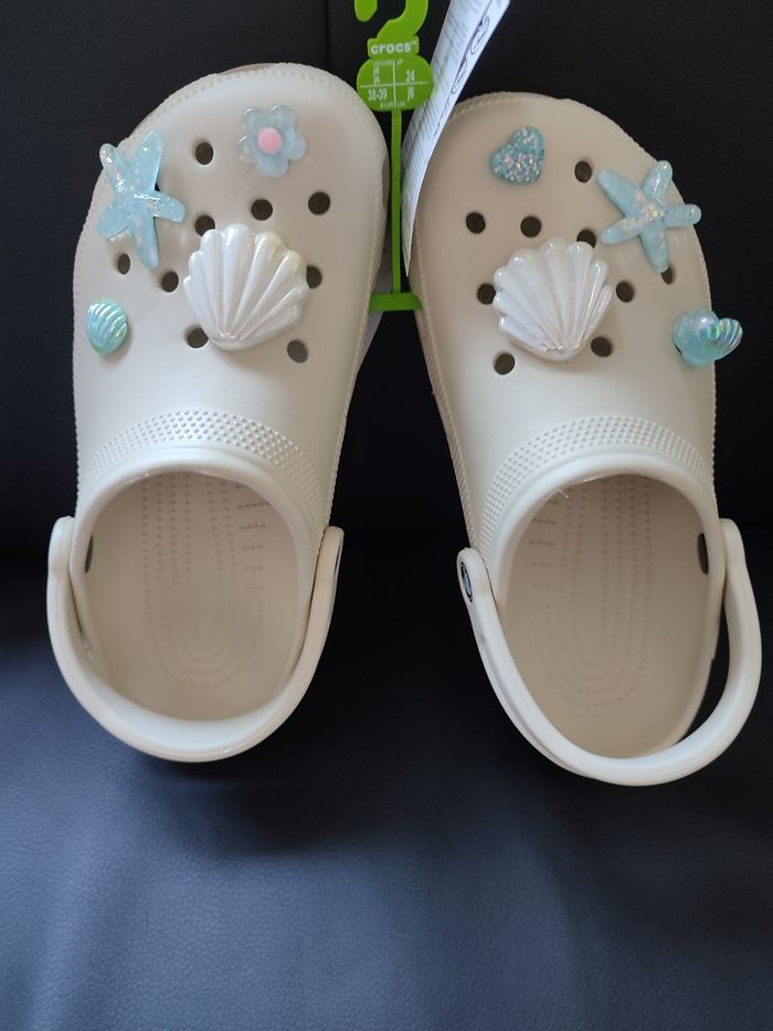 Crocs avec charms 38/39 - photo numéro 3