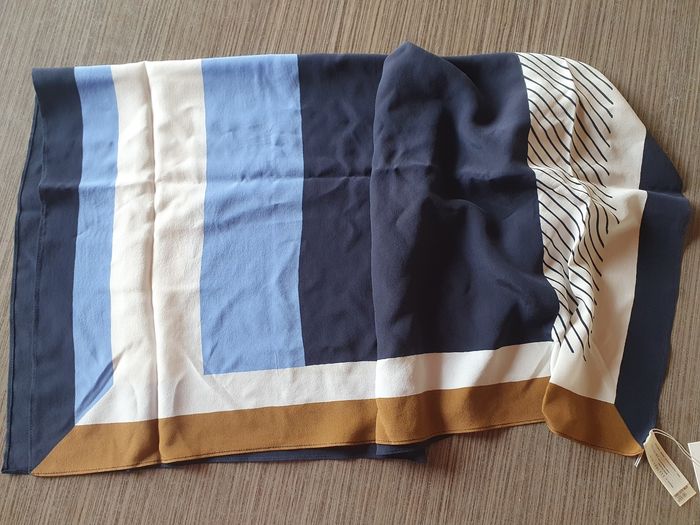 Très joli foulard à cheveux en soie Arket 🦋 - photo numéro 3