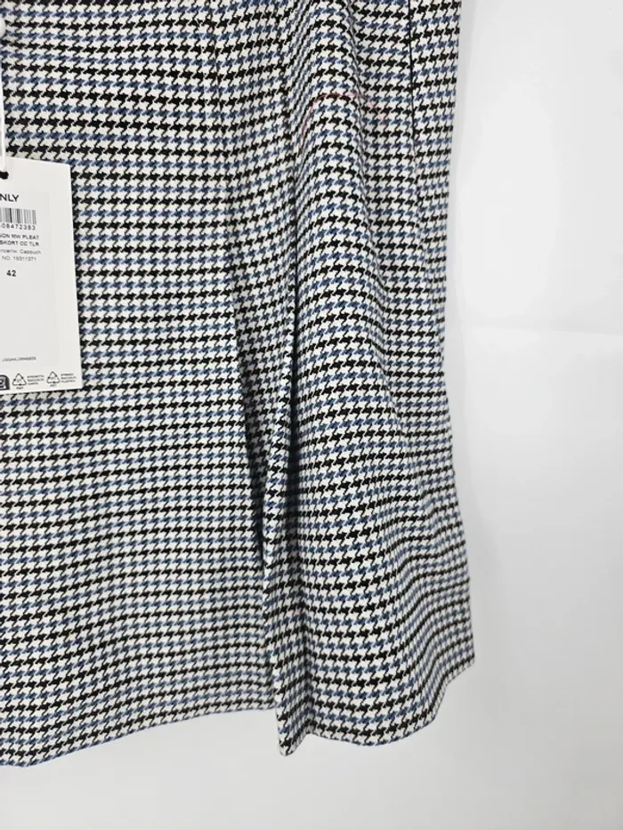 Jupe-short plissée ONLY – Carreaux pied-de-poule – Taille 42 – Neuve - photo numéro 5