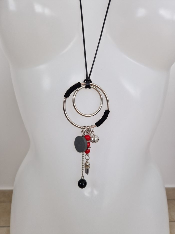 Collier long avec diverses décorations - photo numéro 3