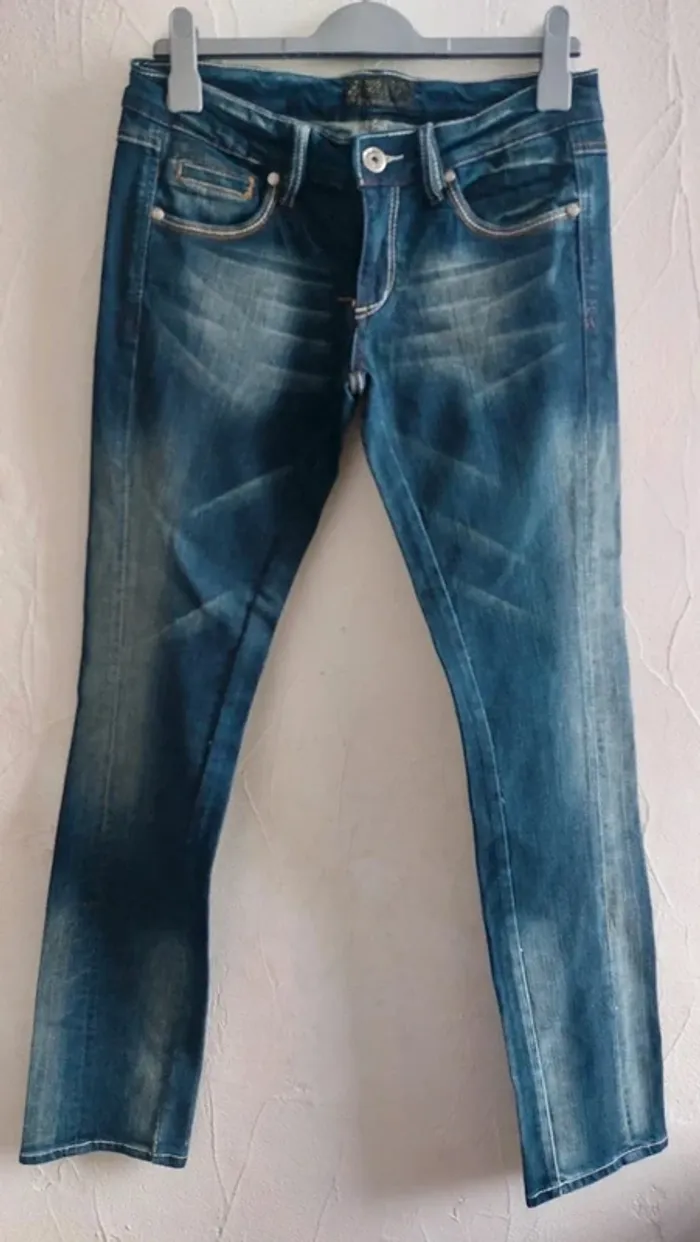 Jean bleu effet vieilli, taille L.