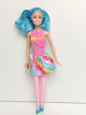 Poupée mattel barbie tenue jupe arc-en-ciel cheveux bleu
Poupée et ensemble compris