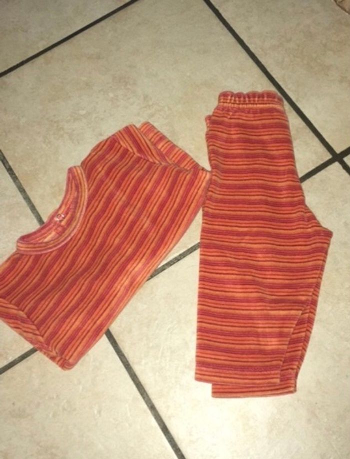 Pyjama orange du 6 mois.
