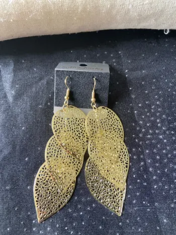 Boucles d'oreilles pendantes dorées feuilles