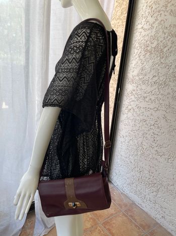 Sac à main de couleur bordeaux