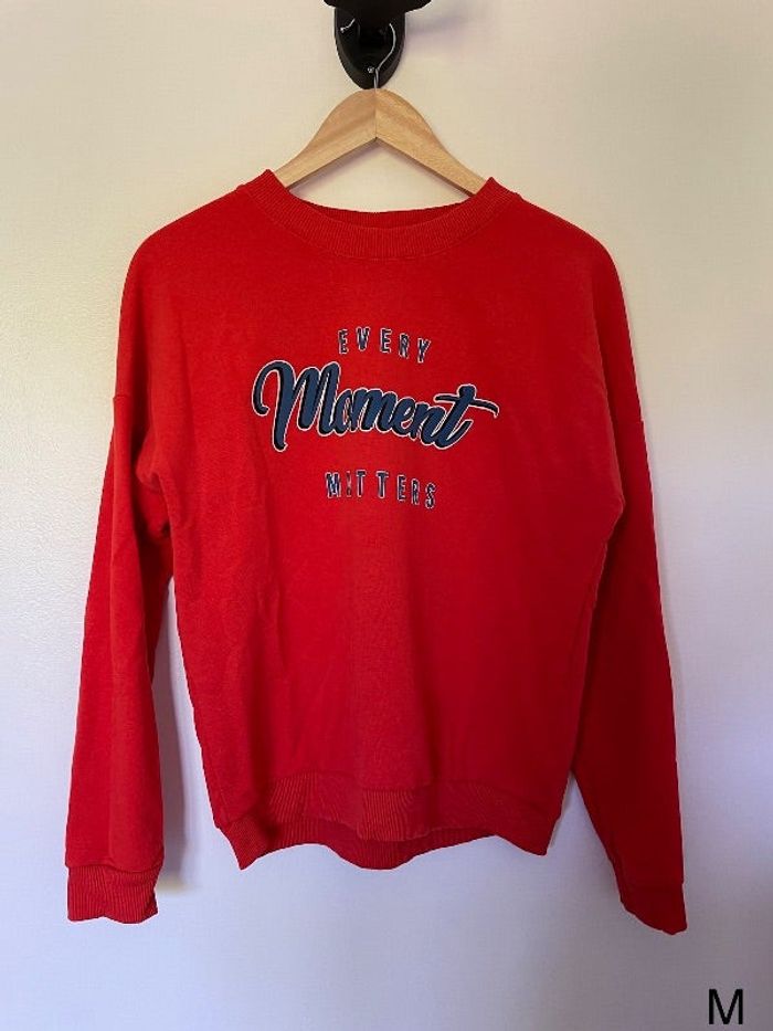 Pull avec inscriptions « every moment matters »