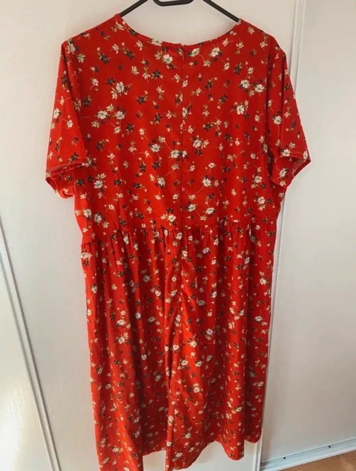 Robe fluide mi-longue rouge à fleurs taille 46 - photo numéro 5