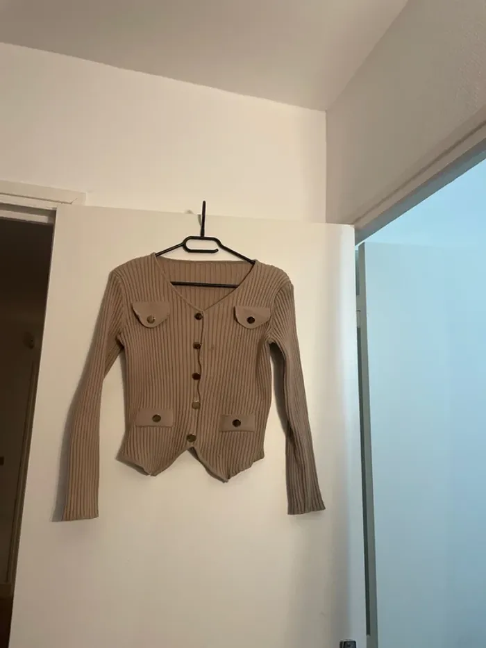 Joli haut beige - photo numéro 2