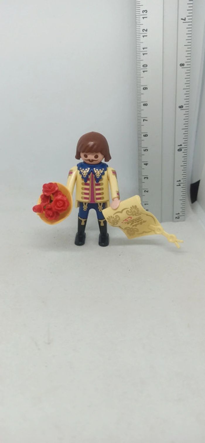 Homme prince avec bouquet de fleurs et parchemin playmobil