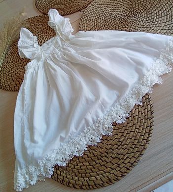 Robe blanche doublée avec broderies et volants Kiabi taille 3 ans