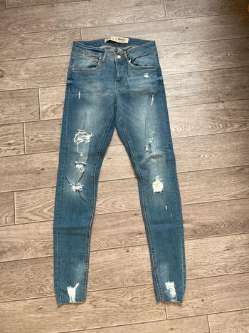 Jean skiskinny à trou Primark 36