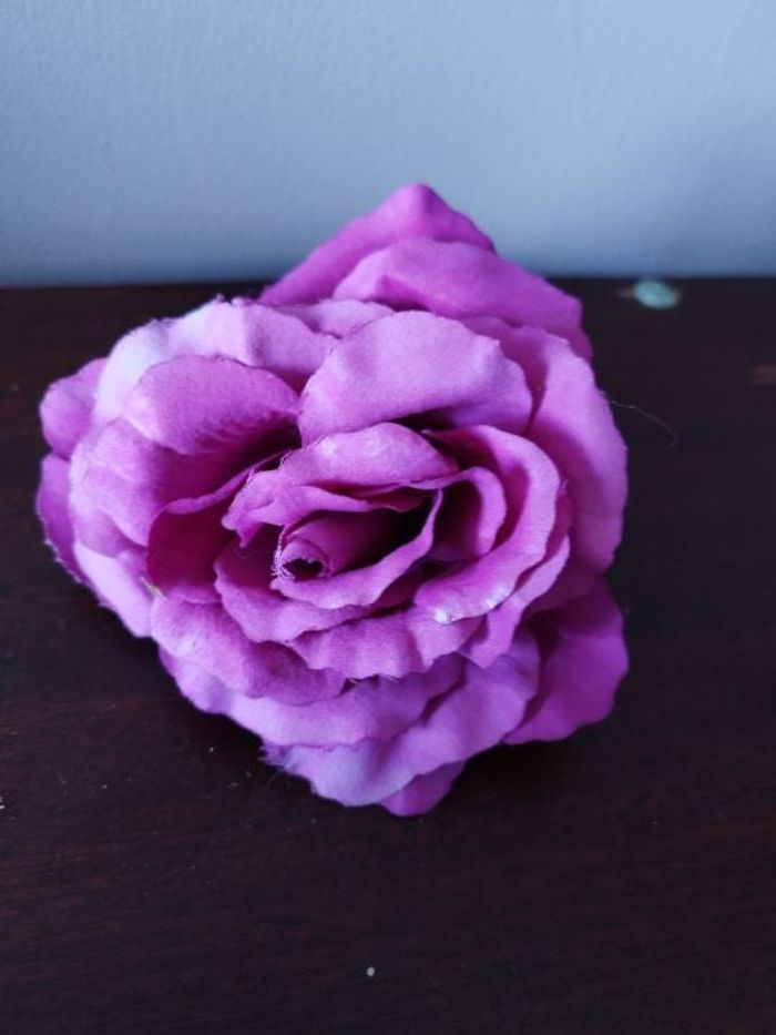 Broche fantaisie en forme de rose violet