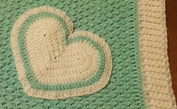 Couverture bébé Cœur Pistache-Vanille fait main au crochet - photo numéro 2