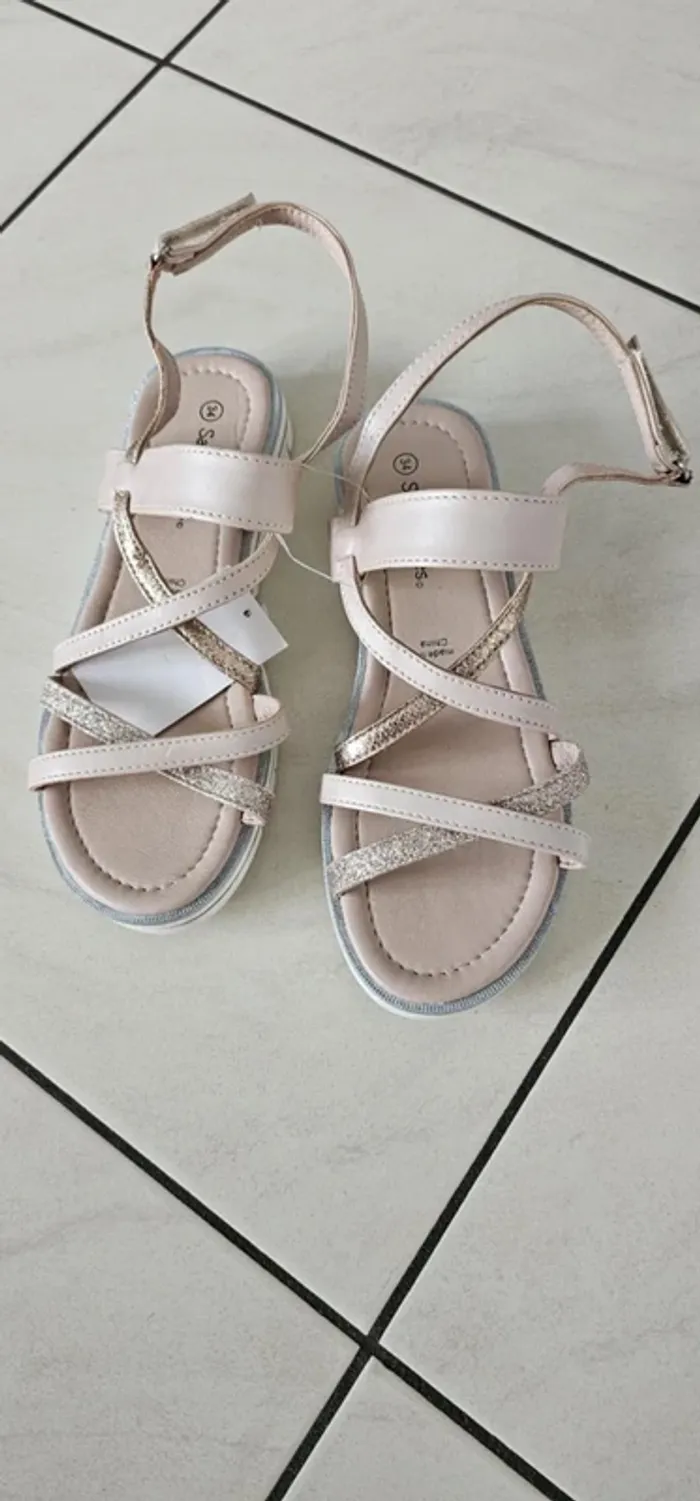 Sandales NEUVES fille 34