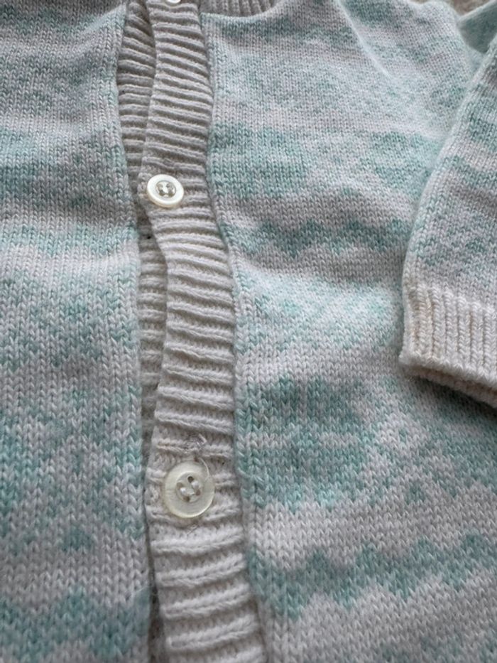 👚 gilet en maille bleu ciel et blanc -12-18 mois - bébé fille très bon état - photo numéro 2