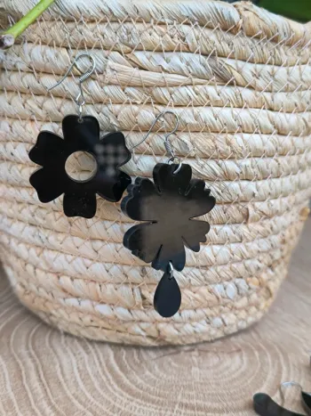 🌸 Boucles d’oreilles – Fleurs noires asymétriques