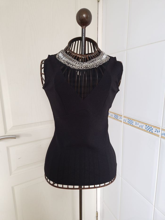 Jolie débardeur noir avec un décolter en transparence et un collier femme mim taille S/36