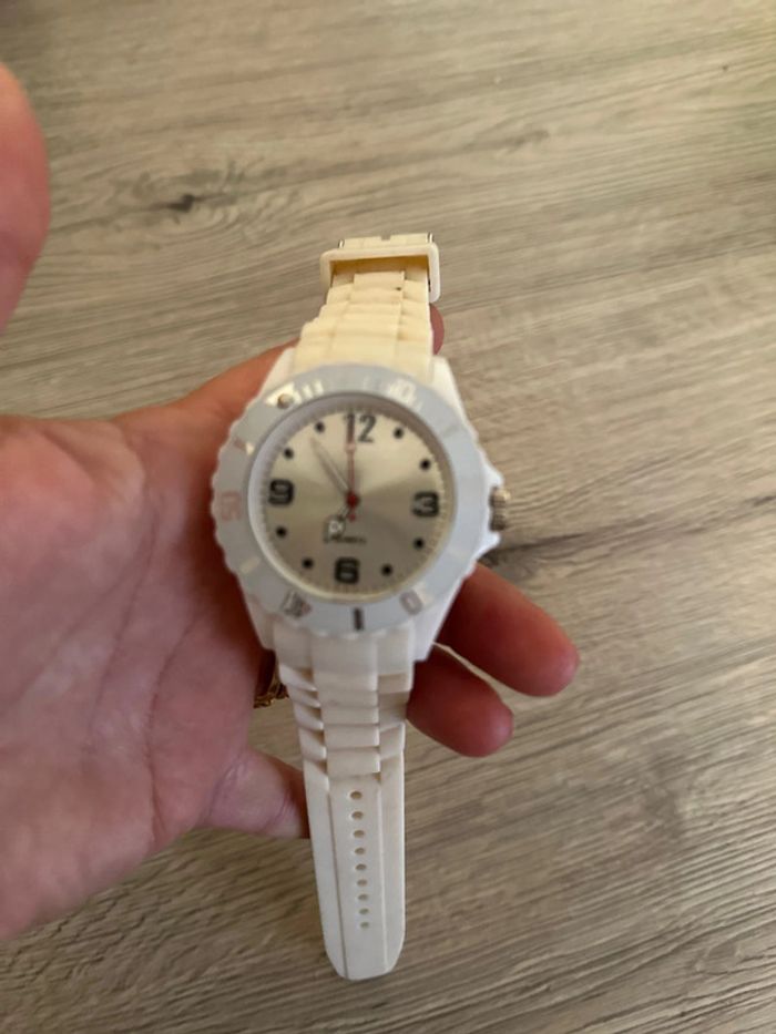 Montre blanche - photo numéro 2