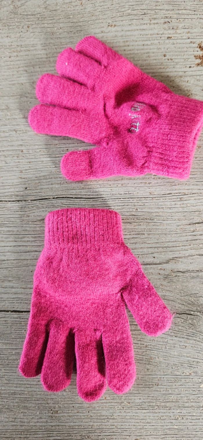 Une paire de gants rose fushia pour fille, taille 5 à 8 ans, bon état - photo numéro 3