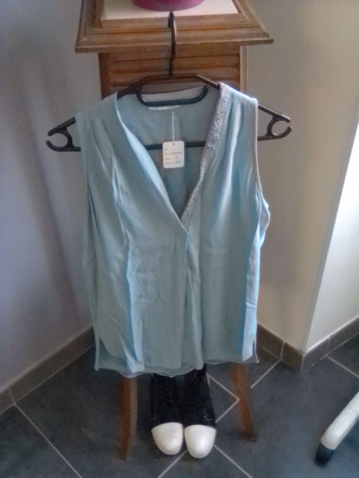 T-shirt avec un cote col diamant taille s