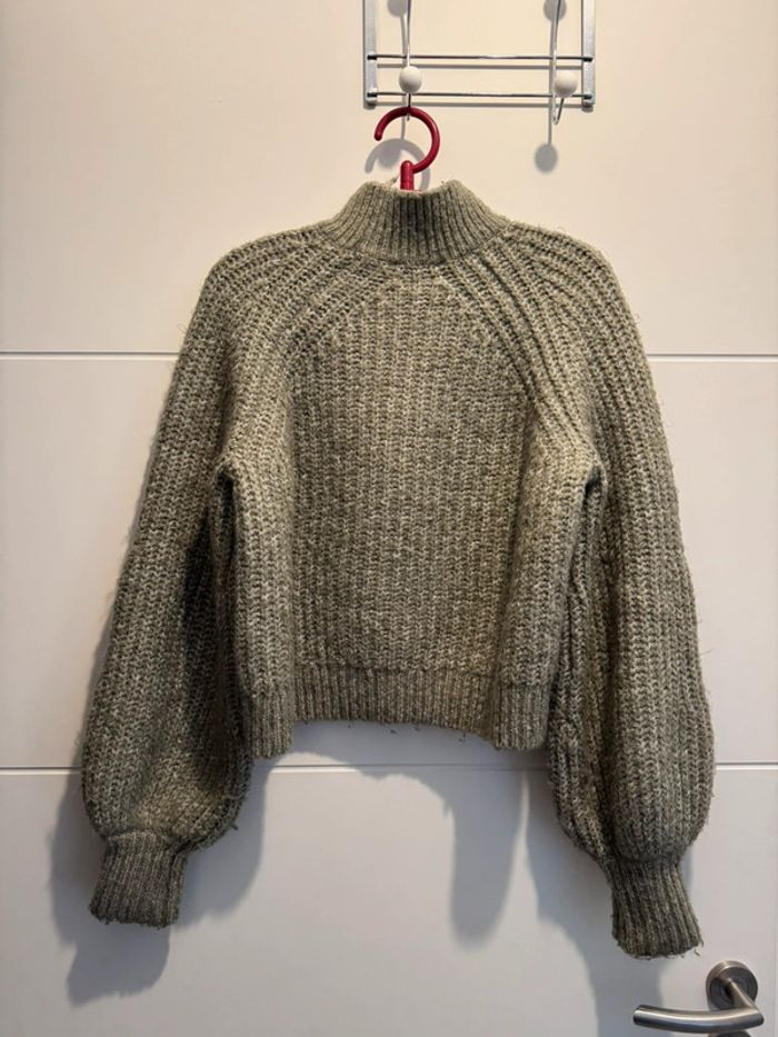 Pull en maille kaki Bershka - photo numéro 2