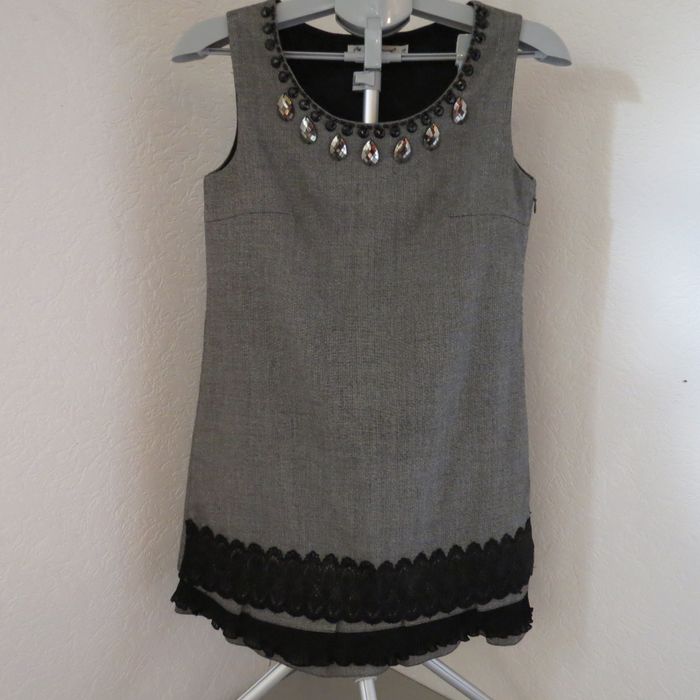 Robe sans manches JAUNE ROUGE – Style élégant & détails bijoux