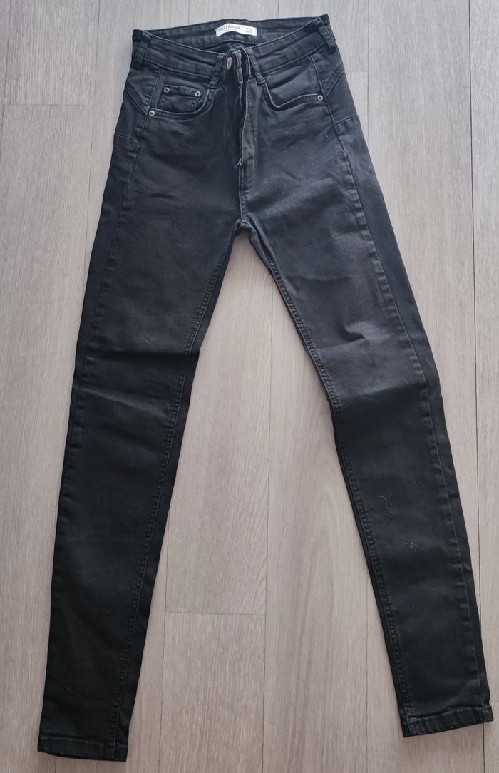 Jean noir T 34 en tbe Bershka