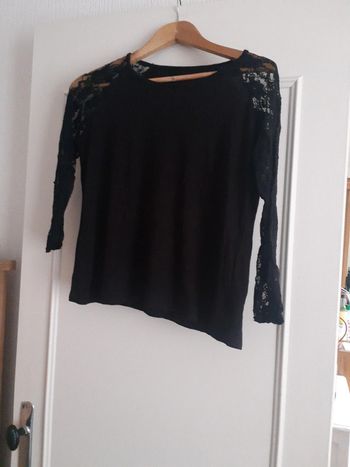 T shirt noir manches dentelle