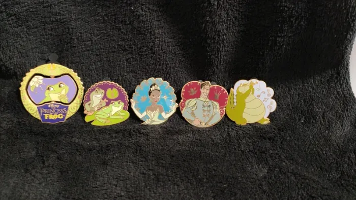 Lot pin's Disney starter pack plus un la princesse et la grenouille - photo numéro 2