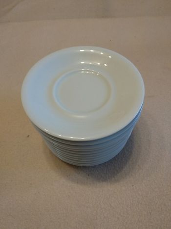 11 sous tasses en porcelaine blanche