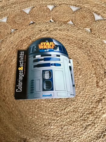 Livre coloriage et multi activités Star Wars avec masque R2D2 à découper