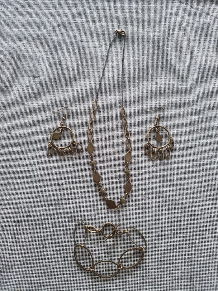 Boucles d'oreilles, collier et bracelet
