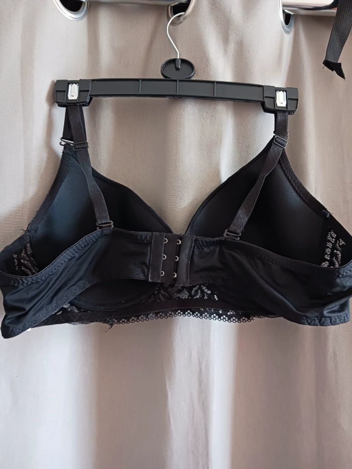 Soutien-gorge noir avec dentelles Taille 110E - photo numéro 2