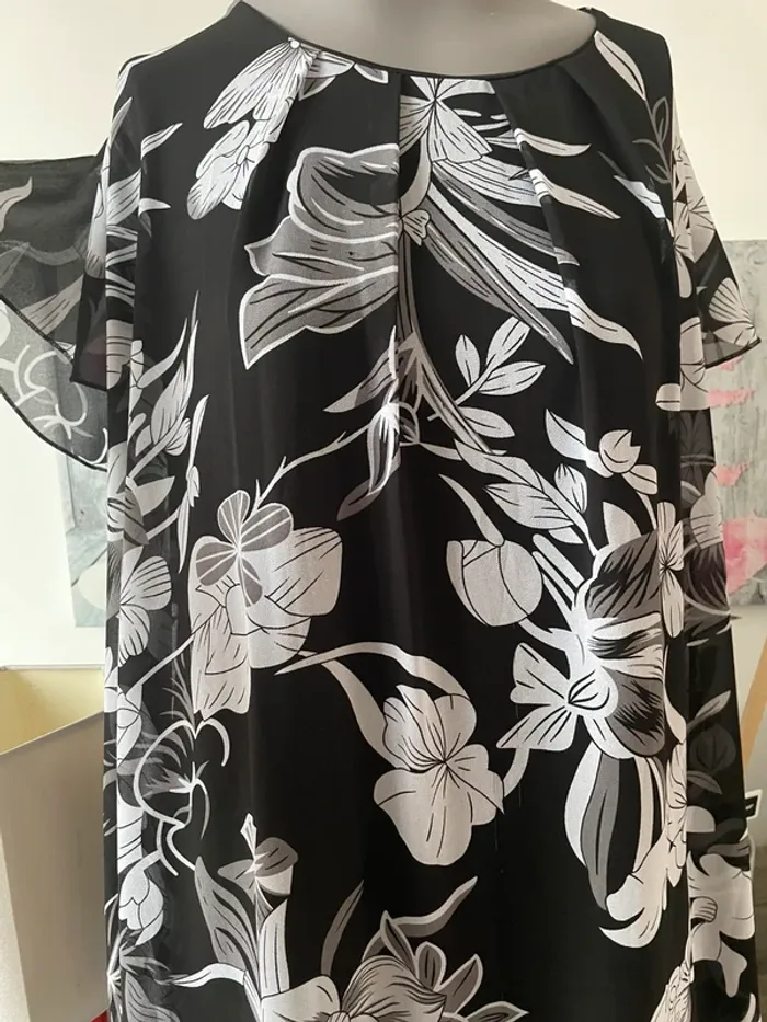Magnifique robe d’été toute doublée en 44/46 dos en dentelle noire excellent état - photo numéro 3