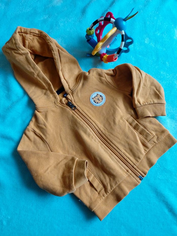 Sweat zippé taille12 mois