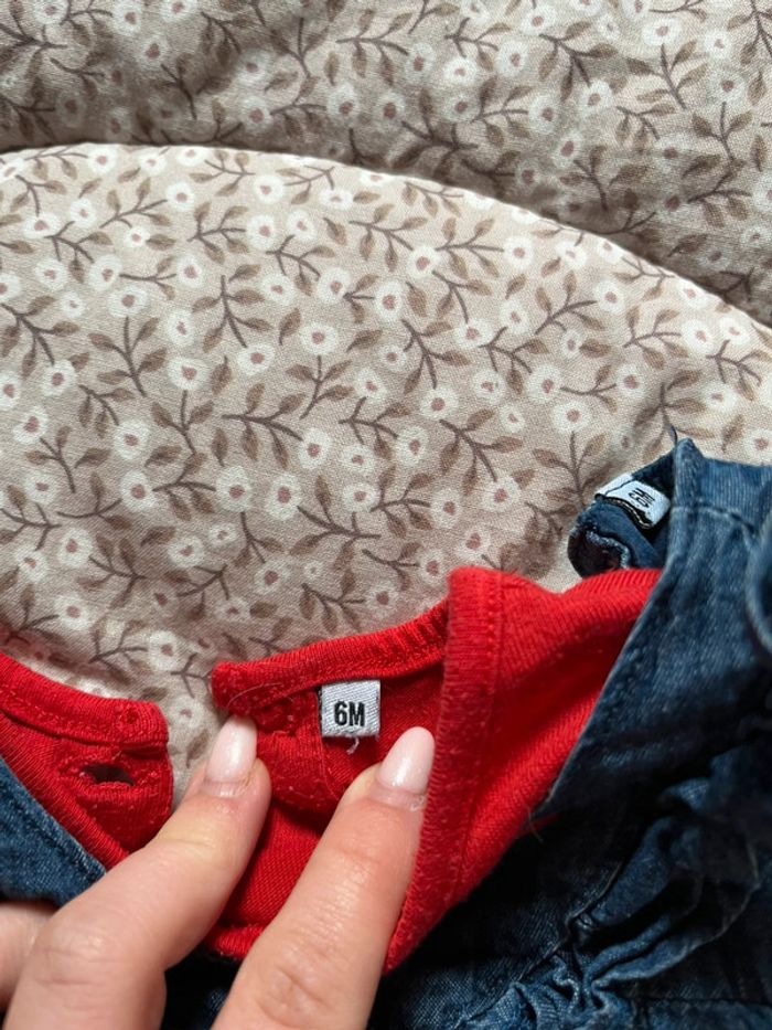 Robe bleue jeans et t-shirt rouge - photo numéro 2