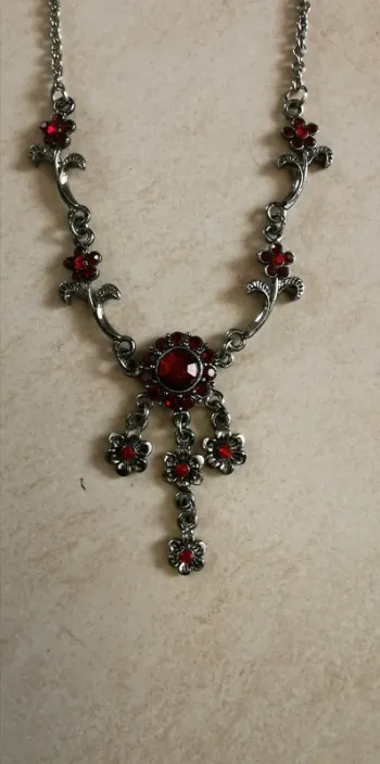 Collier vintage neuf rouge