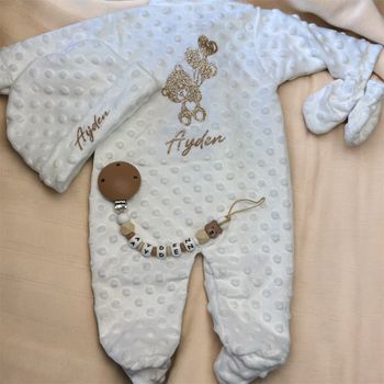 Attache tétine et pyjama 