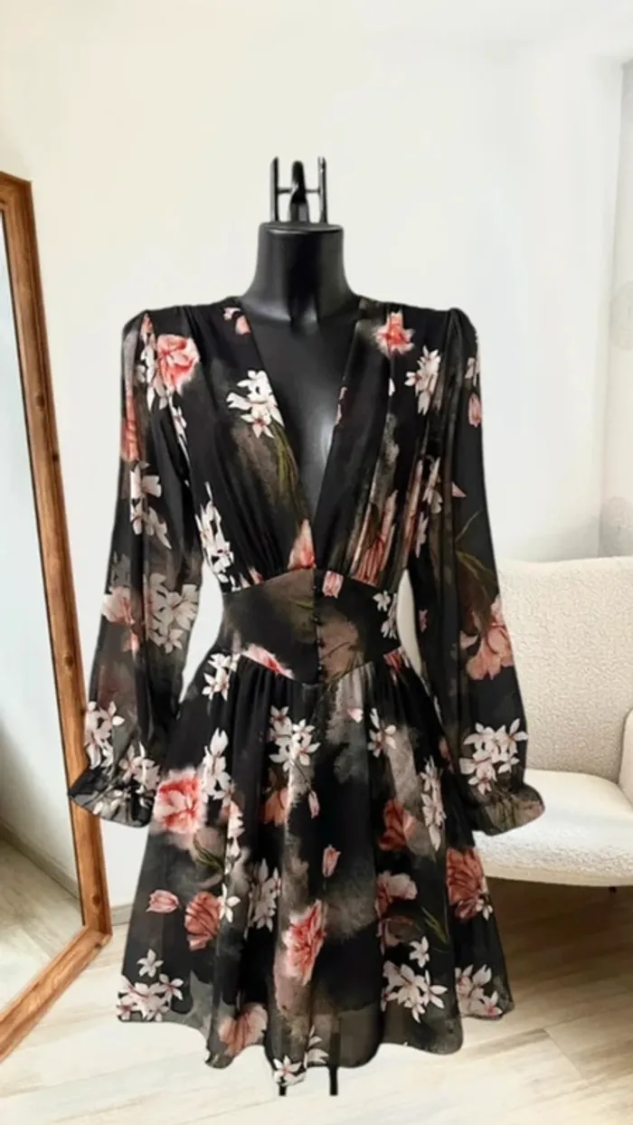 Robe noire à fleurs