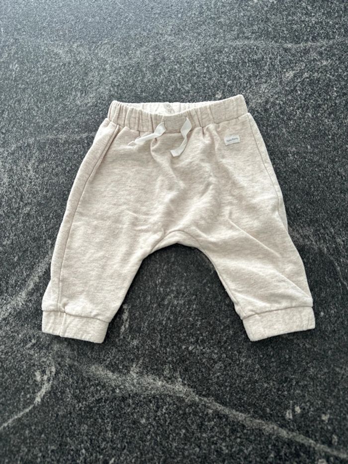 Lot de 2 pantalons bébé mixte 1 mois HM très bon état - photo numéro 2