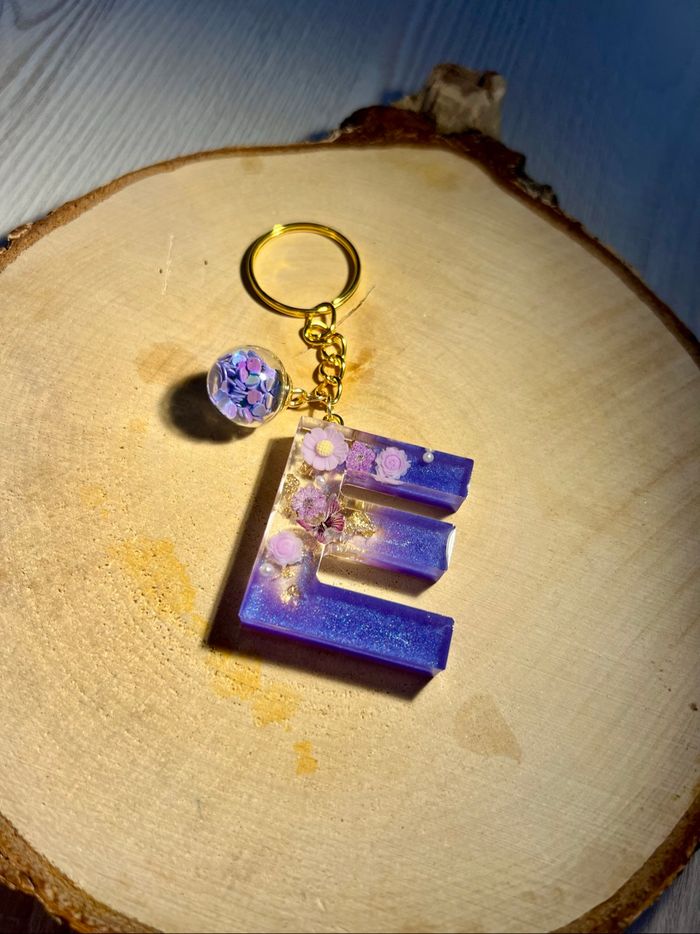 Porte-clés lettre E en résine - photo numéro 2