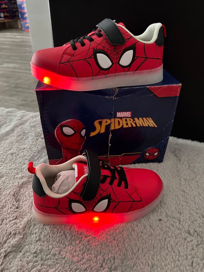 Basket lumineuse Marvel Spiderman taille 29