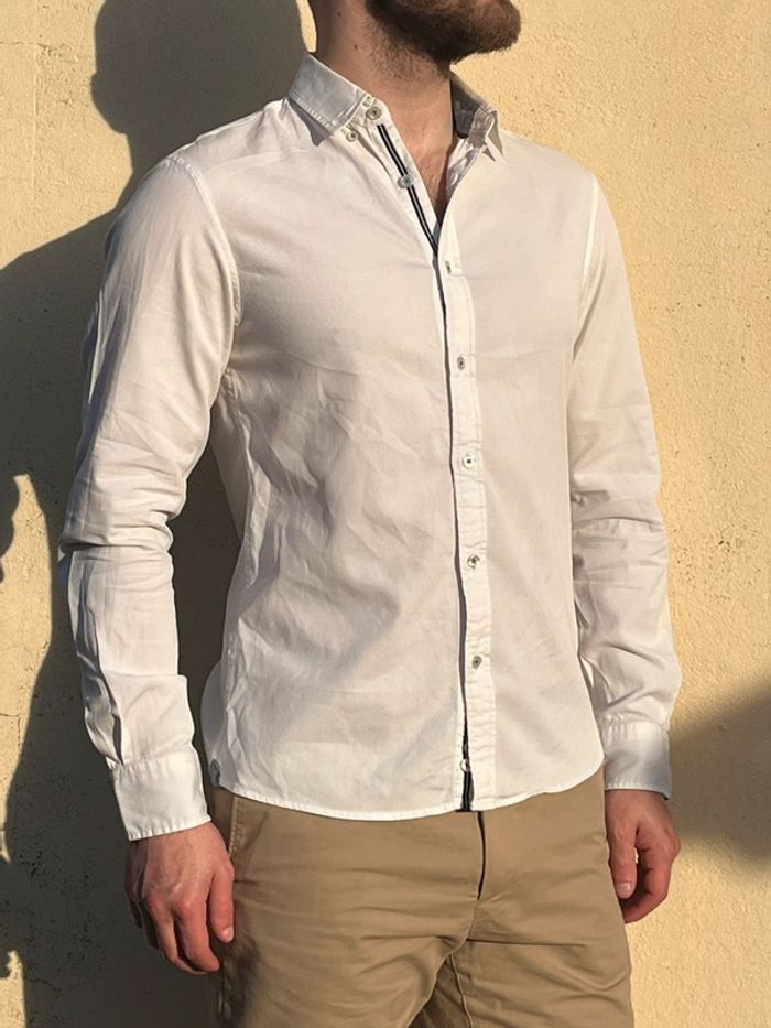 Chemise blanche avec touche de bleu jeans