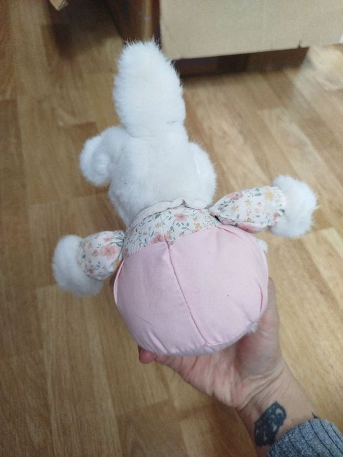 Peluche lapin boule blanc corps en tissu rose et dentelles, imprimé fleurs vintage - photo numéro 3