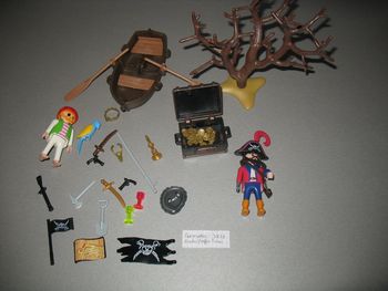 LOT DE 1 BATEAU + 1 COFFRE + 2 FIGURINES PIRATES "PLAYMOBIL" - Réf.3858 - n°24